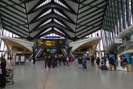 Comment le visiteur, le client, l'usager, perçoit-il la gare et l'aérogare ? Quelles en sont les images auprès du public ?